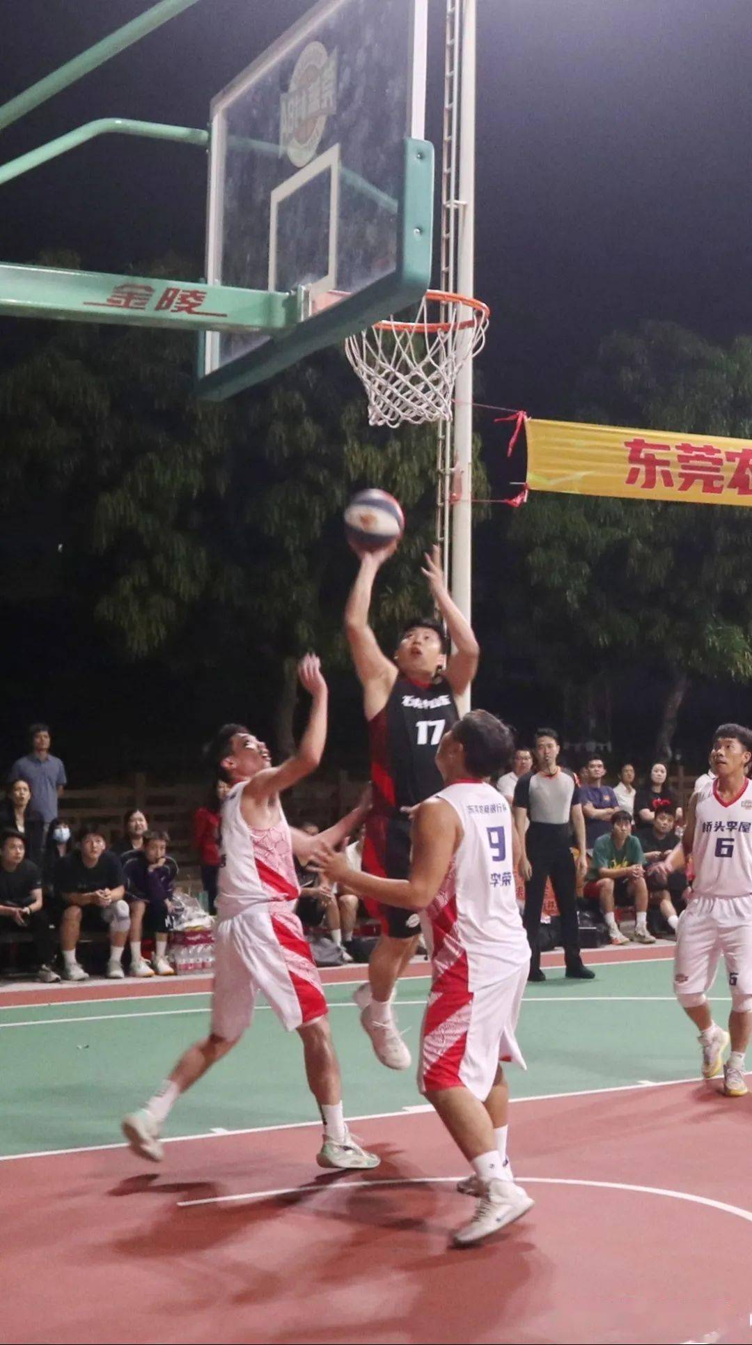 爱游戏网址 -费城76人训练开放日；国际比赛日迎来里程碑引欢呼；荷甲在即；更衣室氛围转暖(雄鹿客场大胜76人)