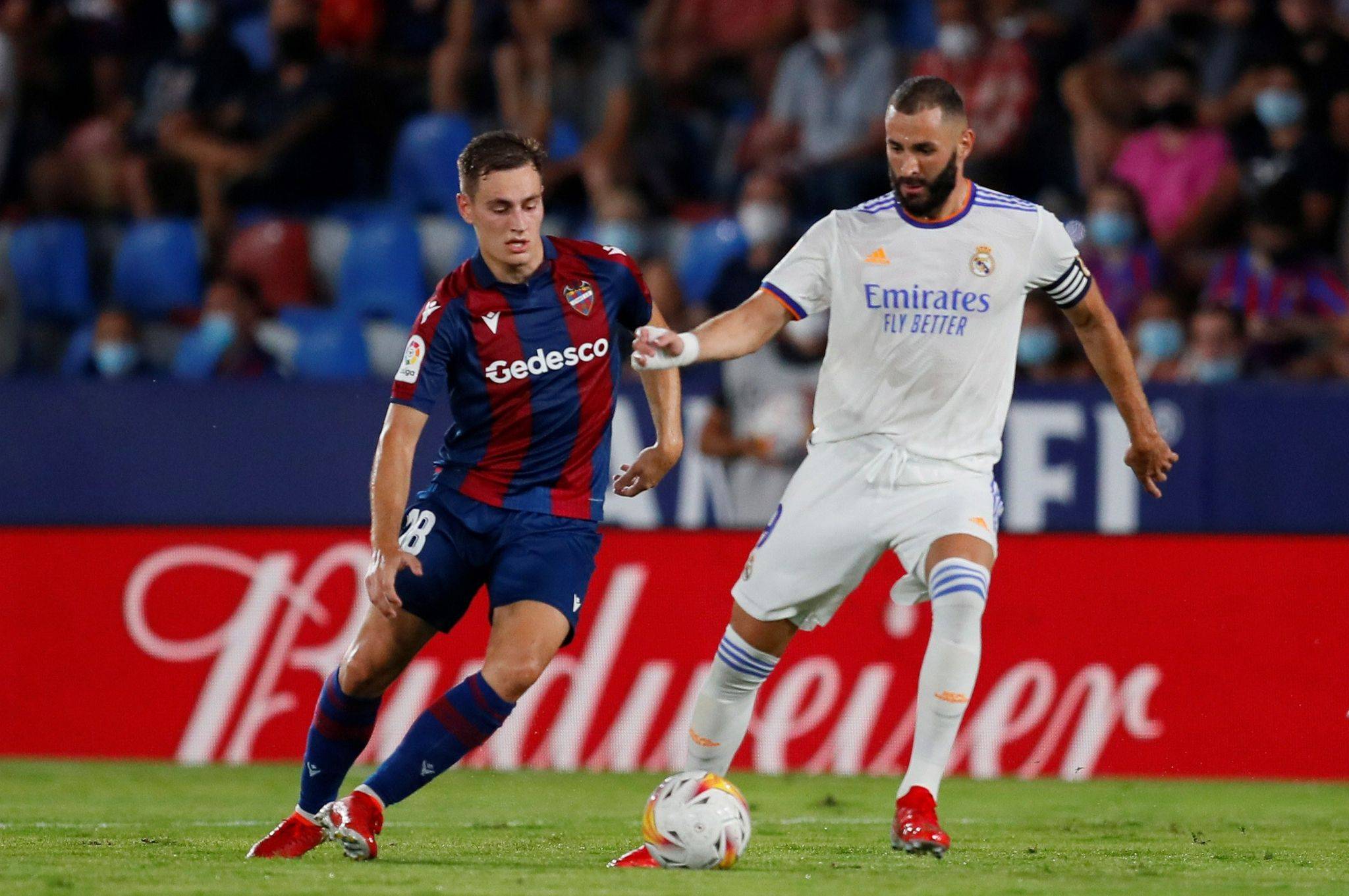 窗口期体能课后，巴塞罗那防线松动备战欧超杯，媒体盛赞，身体对抗强度拉满 